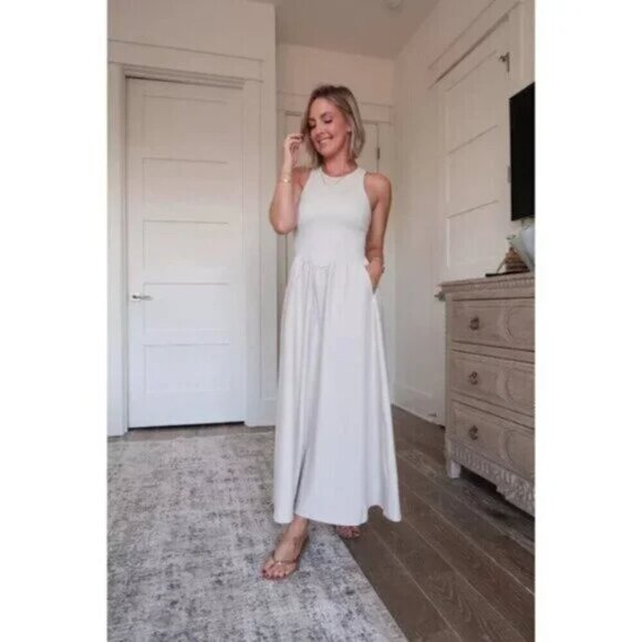 Elegant White Sleeveless Dress - Picture 15 of 16